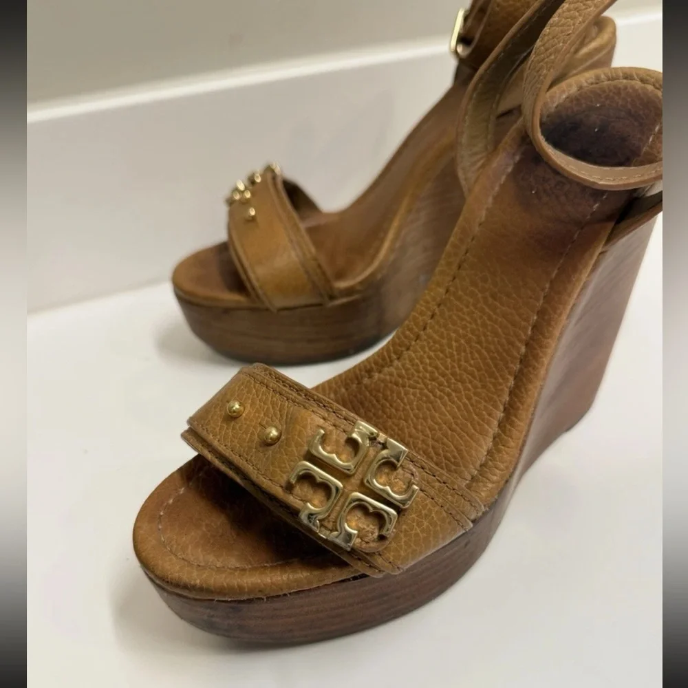 Tory Burch Elina Wedge Heel Sandals Ankle‎ Strap Gold Logo | Tan | Size 5.5